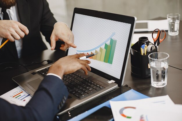 Jak prowadzenie książek przychodów i rozchodów może usprawnić działanie Twojej firmy?