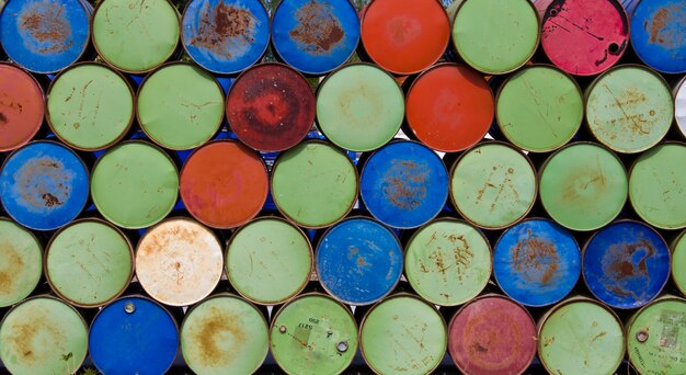 Jak wybrać odpowiednie kanistry plastikowe z atestem UN do przechowywania chemikaliów?