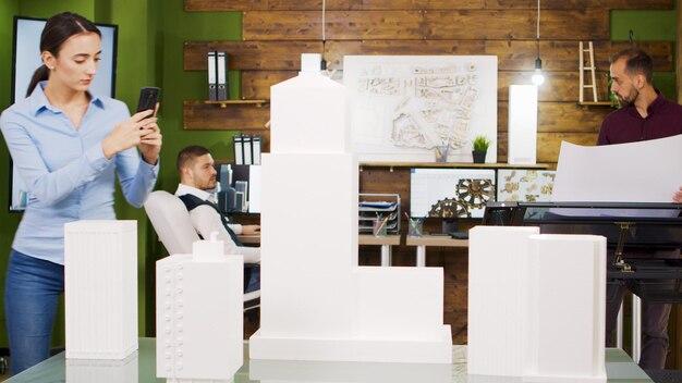 Sztuka projektowania stoisk targowych: Jak przyciągnąć uwagę i zbudować relacje