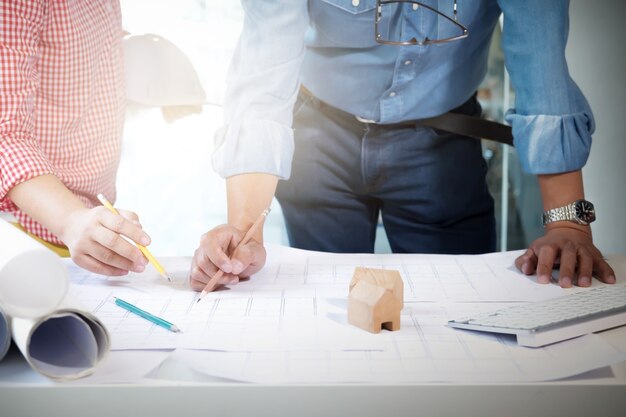 Jakie czynniki wpływają na sukces realizacji projektów budowlanych?