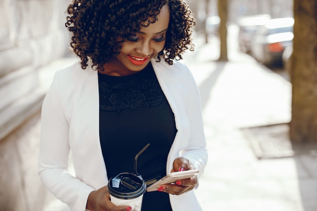 Jak Nowoczesne Technologie Ułatwiają Zarządzanie Dokumentacją Kadrową w Firmach