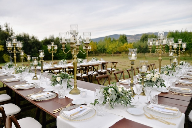 Jak zorganizować idealne przyjęcie z wynajętymi meblami?