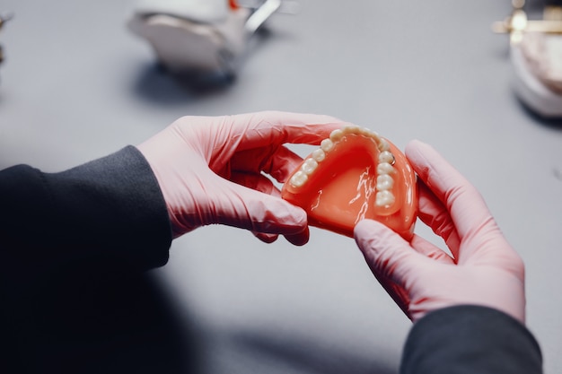 Zalety stosowania innowacyjnych materiałów silikonowych w nowoczesnej protetyce dentystycznej